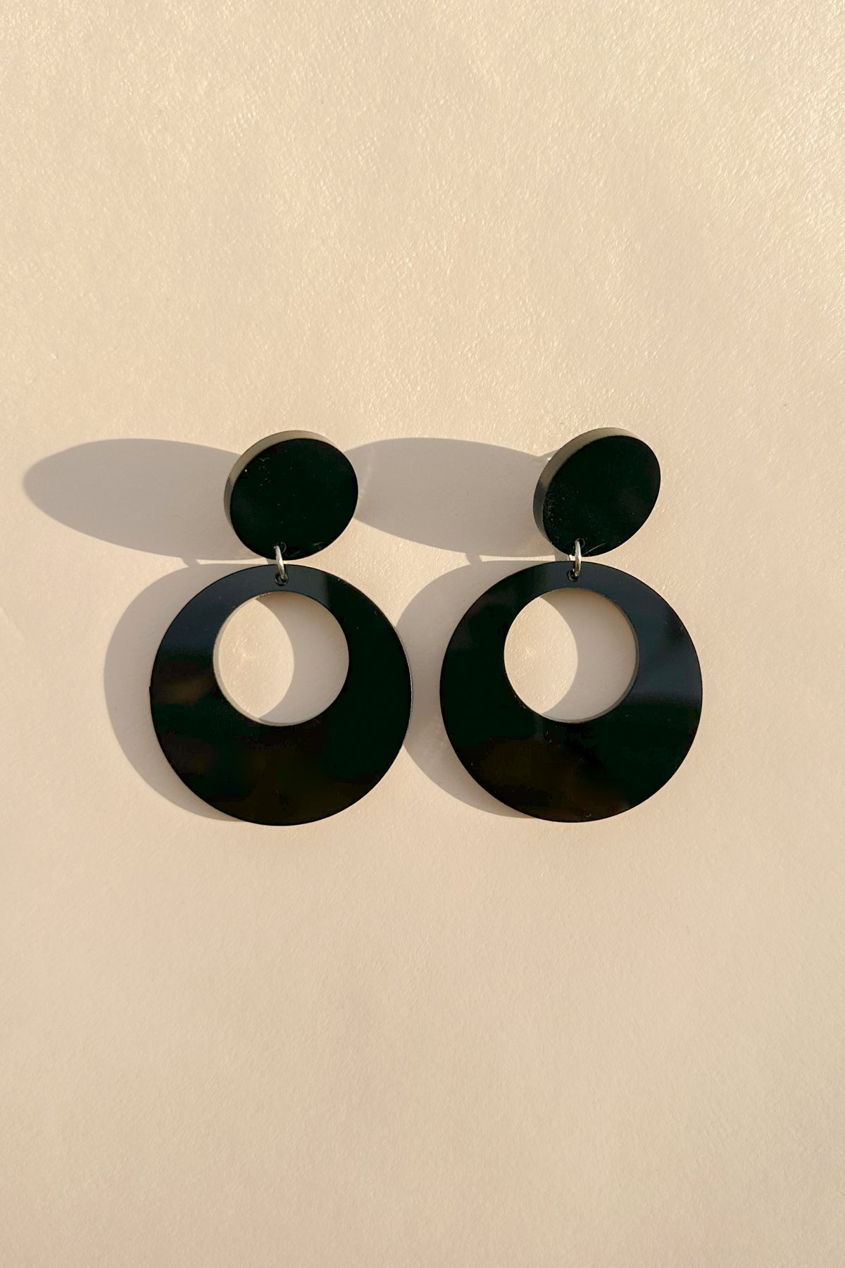 Mod Round Earrings in Black